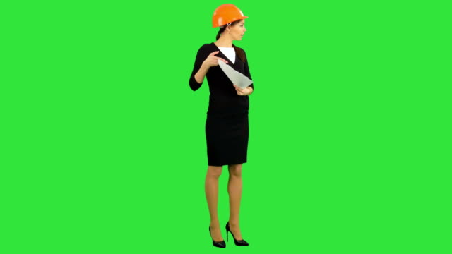 Böse-weibliche-Chefingenieur-mit-Dokumenten-streiten-mit-Arbeitern-auf-einem-Green-Screen,-Chroma-Key