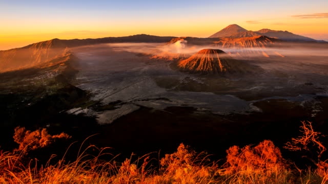 Der-Vulkan-Bromo-Sunrise-Wahrzeichen-Natur-Reise-Platz-von-Indonesien-4K-Zeitraffer