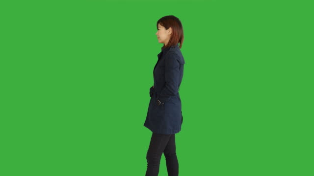 Junge-asiatische-Frauen-stehen-isoliert-gegen-Green-Screen-Hintergrund.-Porträt-des-chinesischen-weibliche-Person.