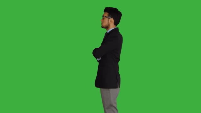 Hombre-asiático-joven-aislado-sobre-fondo-de-pantalla-verde.-Retrato-de-hombre-de-negocios-que-representa-Ideas-de-estrategia-de-negocio.-Tiro-de-estilo-de-vida-profesional.