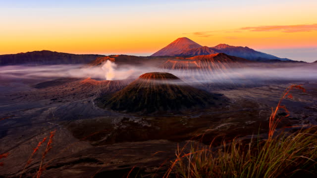 El-Volcán-Bromo-Sunrise-hito-naturaleza-viaje-lugar-de-Indonesia-4K-Time-Lapse