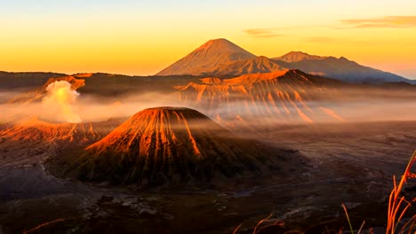 Bromo-Vulkan-Sunrise-Wahrzeichen-Natur-Reisen-Ort-Indonesien-4K-Zeitraffer-(Pan-erschossen)