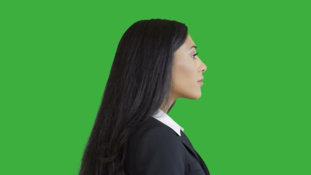 Lifestyle-Portrait-von-Young-African-American-Business-Frau-isoliert-auf-Green-Screen-Chroma-Key-Hintergrund