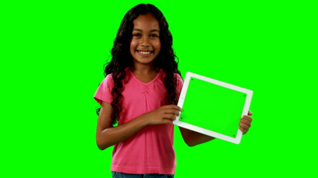 Lächelndes-Mädchen-zeigt-digital-Tablette-4k