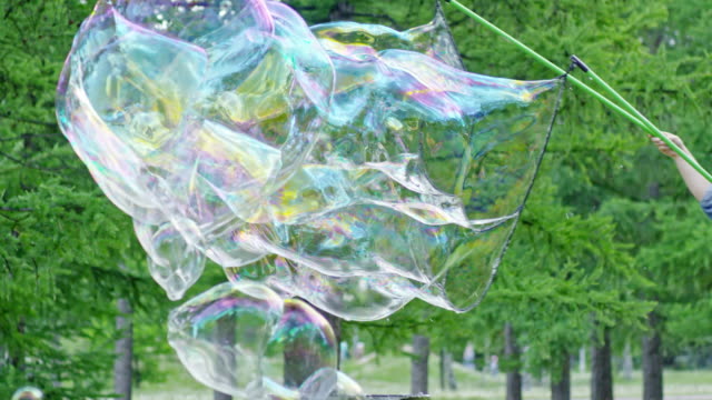Profesional-ejecutante-sopla-increíbles-burbujas-en-el-Parque