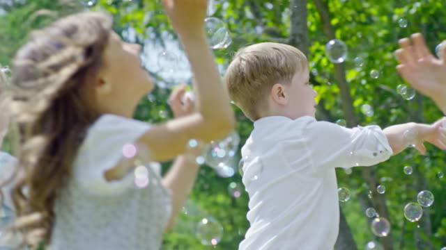 Niños-cogiendo-las-burbujas-de-jabón-en-el-Parque