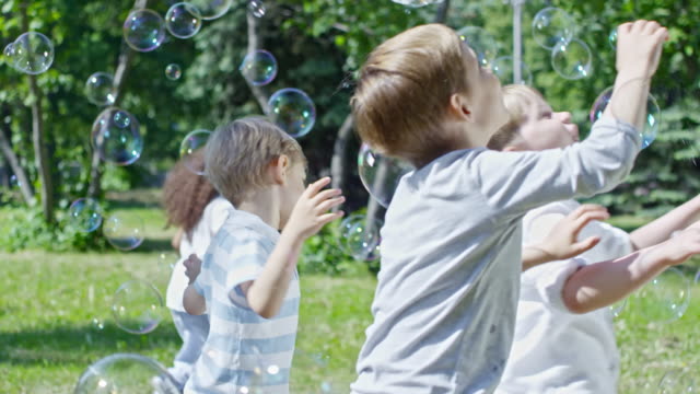Fröhliche-Kinder-Seifenblasen-fangen