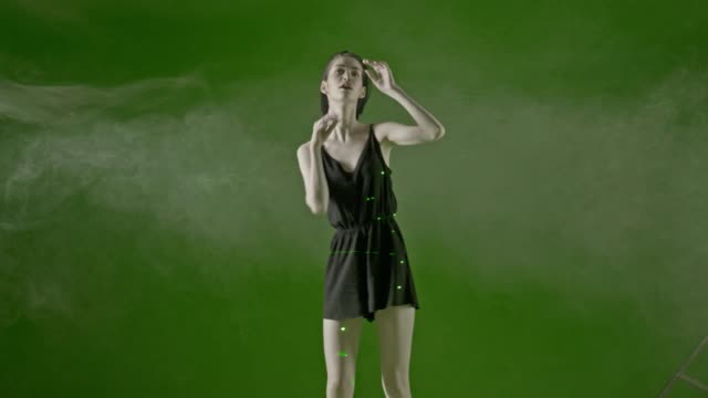 Chica-atractiva,-modelo-moderno-y-sensual-baile-en-una-pantalla-verde
