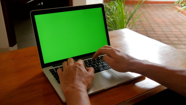 Mit-Green-Screen-verwenden-Mann-Laptop-zu-Hause.-Freelancer-arbeitet-zu-Hause.