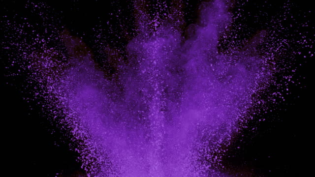 Lila-Pulver-auf-schwarzem-Hintergrund-in-Superzeitlupe-explodieren