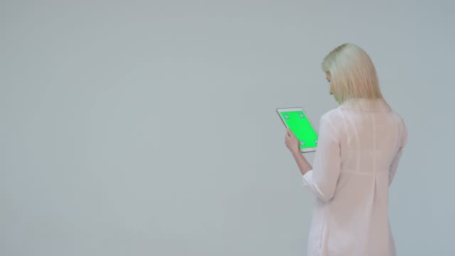 Médico-presionando-la-pantalla-verde-de-un-tablet-PC