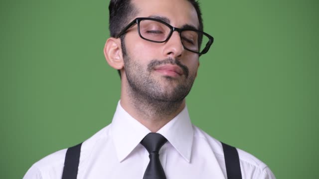 Joven-guapo-empresario-persa-barbudo-sobre-fondo-verde