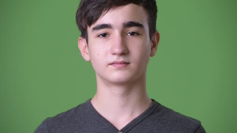 Joven-guapo-adolescente-iraní-sobre-fondo-verde