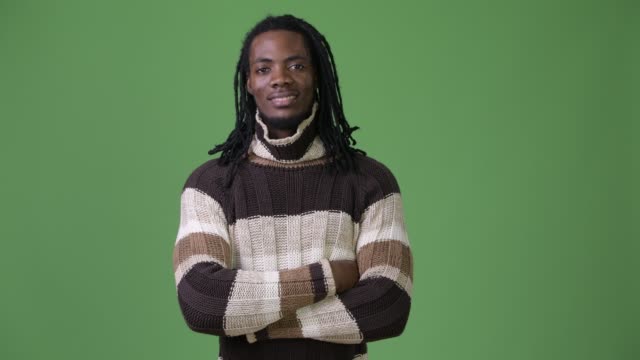 Schönen-jungen-afrikanischen-Mann-mit-Dreadlocks-vor-grünem-Hintergrund