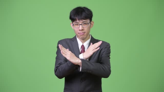 Junge-asiatische-Geschäftsmann-mit-Stop-Geste