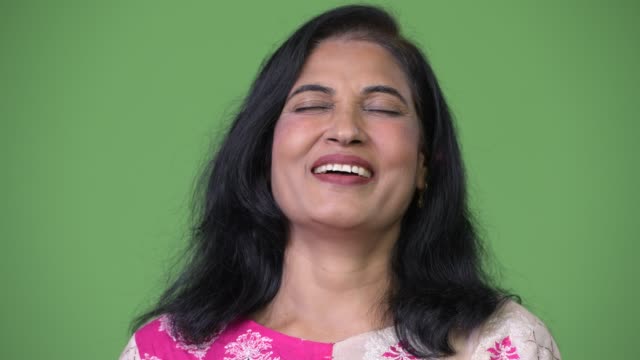 Reife-glücklich-schöne-indische-Frau-mit-geschlossenen-Augen-entspannen