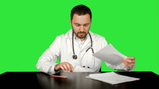 Arzt,-Medizin-und-Gesundheitswesen,-Probleme-mit-Dokumenten-auf-einem-grünen-Bildschirm-Chroma-Key