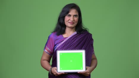 Tableta-digital-de-mujer-India-hermosa-madura-mostrando