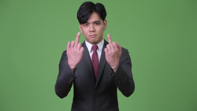Junge-hübsche-asiatische-Geschäftsmann-zeigt-Mittelfinger