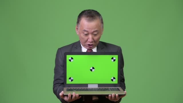 Reife-japanischer-Geschäftsmann-mit-laptop