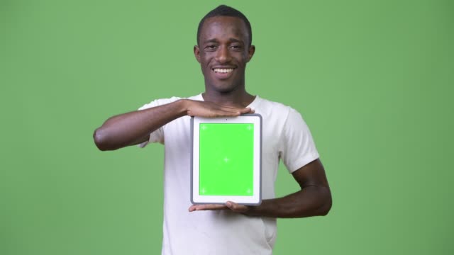 Tableta-digital-de-joven-africana-feliz-mostrando