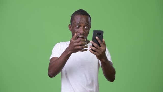 Junge-afrikanische-Mann-schockiert-mit-Telefon