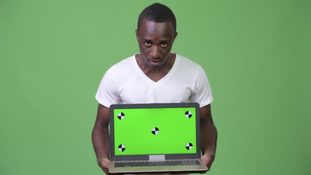 Junge-Afrikaner,-die-auf-der-Suche-schockiert-beim-Laptop-zeigen