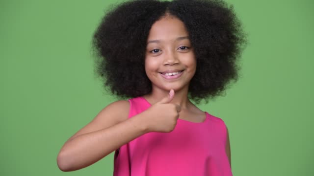 Junge-süße-Afrikanische-Mädchen-mit-Afro-Haar-geben-Daumen-nach-oben