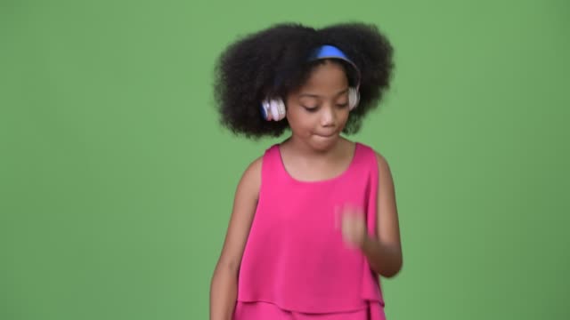 Junge-süße-Afrikanische-Mädchen-mit-Afro-Haar,-Musik-hören