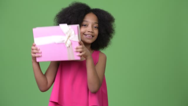 Junge-süße-Afrikanische-Mädchen-mit-Afro-Haar-halten-Geschenk-box