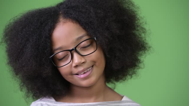 Junge-süße-Afrikanische-Mädchen-mit-Afro-Haar-entspannend-mit-Augen-geschlossen