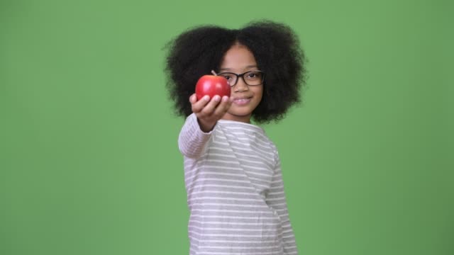 Joven-feliz-niña-africana-con-el-pelo-Afro-con-manzanas