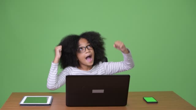 Junge-süße-Afrikanische-Mädchen-mit-Afro-Haar-mit-laptop