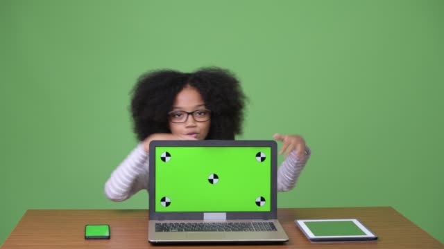 Junge-süße-Afrikanische-Mädchen-mit-Afro-Haar-zeigt-laptop