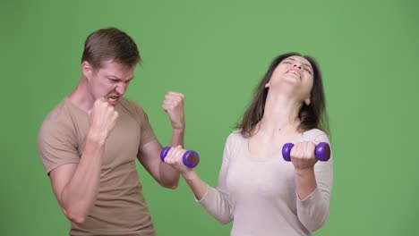 Pareja-joven/esposos-hacer-ejercicio-juntos-y-animar-unos-a-otros