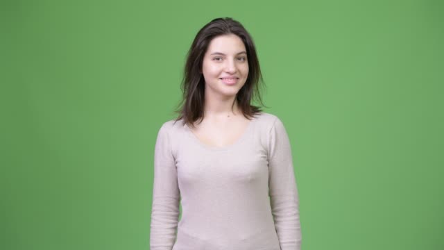 Junge-schöne-Frau-nickte-ja-vor-grünem-Hintergrund