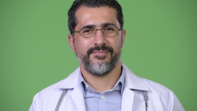 Schöner-glücklich-persische-bärtigen-Mann-Arzt-lächelnd