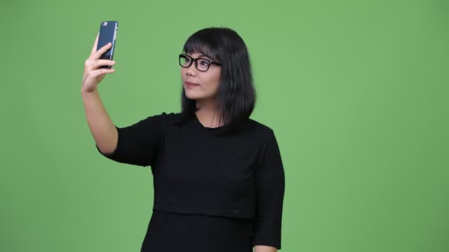 Hermosa-empresaria-asiática-toma-selfie