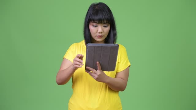 Schöne-asiatische-Frau-glücklich-mit-digital-Tablette-und-suchen-überrascht
