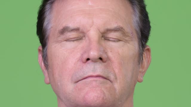 Senior-gut-aussehender-Mann-mit-geschlossenen-Augen-entspannen