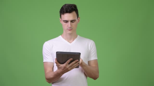 Schönen-jungen-Mann-mit-digital-Tablette