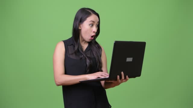 Joven-empresaria-asiática-hermosa-usando-laptop
