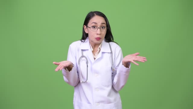 Junge-schöne-asiatische-Frau-Doktor-Schultern-zuckt