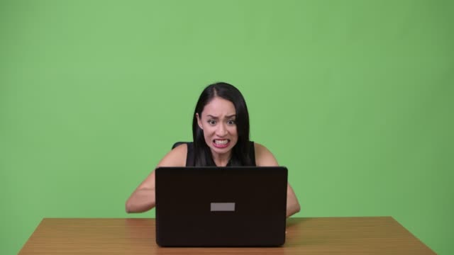 Young-beautiful-Asian-businesswoman-using-laptop