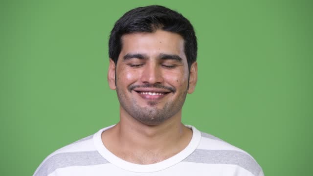 Schönen-jungen-persischen-Mann-mit-geschlossenen-Augen-entspannen