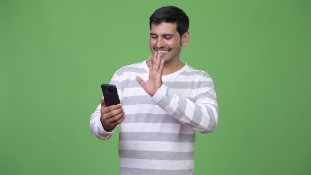 Schönen-jungen-persischen-Mann-mit-Telefon