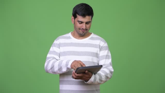 Schönen-jungen-persischen-Mann-mit-digital-Tablette