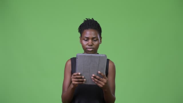 Joven-empresaria-africana-hermosa-con-tableta-digital