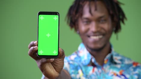 Junge-hübsche-afrikanische-Touristen-Mann-zeigt-Smartphone