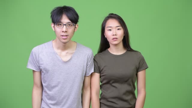Joven-pareja-asiática-excitada